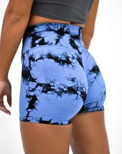 Load image into Gallery viewer, SEAMLESS DYED SHORTS IN BLUE/BLACK

