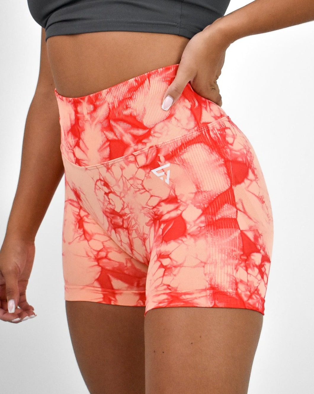 SEAMLESS DYED SHORTS IN PEACH/RED